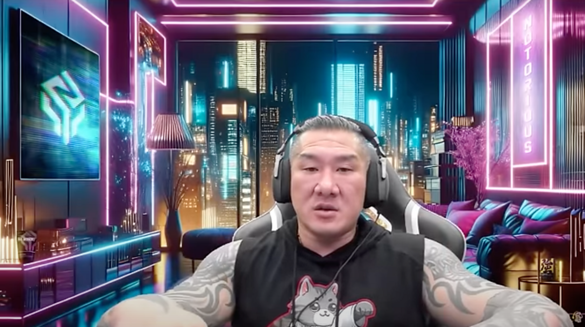 館長當晚開直播談到健身房被砸一事，並多次撂下狠話，要對方下次直接拿槍來開「你不要來砸我的店，直接給我死」。 圖：翻攝自館長惡名昭彰YT頻道