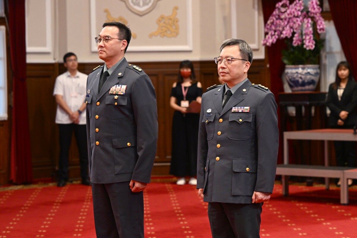 呂文元將軍（左）、蔡宜廷將軍（右）榮升少將，賴清德總統為兩位將軍掛階，感謝他們對國家的貢獻。 圖：總統府提供