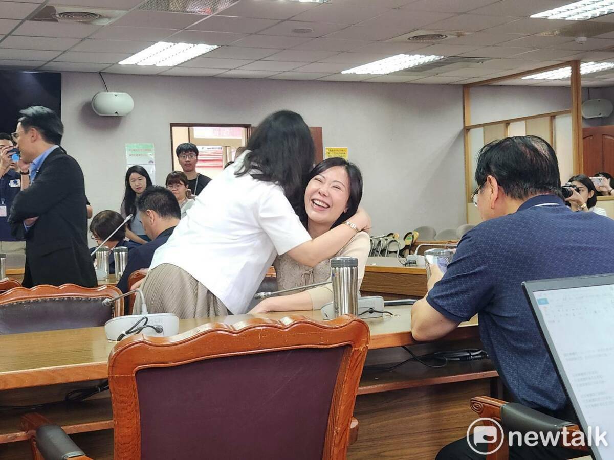 國民黨立委李彥秀與民進黨立委吳思瑤擁抱。 圖：黃建豪/攝