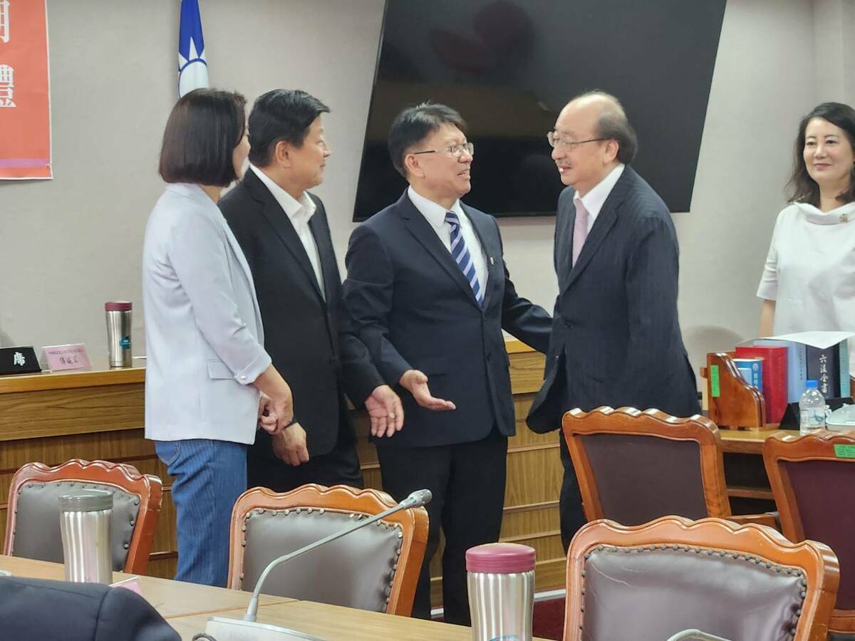 民進黨團總召柯建銘與國民黨團幹部談話。 圖：黃建豪/攝
