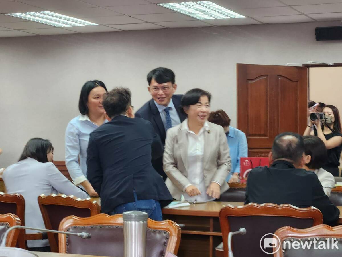 民眾黨團總召黃國昌熱情與每一位國民黨立委握手致意。 圖：黃建豪/攝