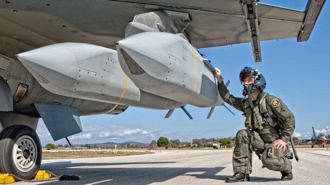 美國將於 26 日公布最新的援烏計畫，其中可能包含 F-16 使用的空對地導彈。可能提供的，是 AGM-154 「聯合距外武器」JSOW。 圖：翻攝自 @clashreport X 帳號