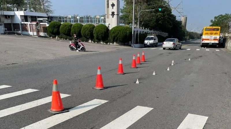 中市府回應，嘉陽高中校門前路段交通工程及候車亭都已經改善。 圖：新頭殼資料照