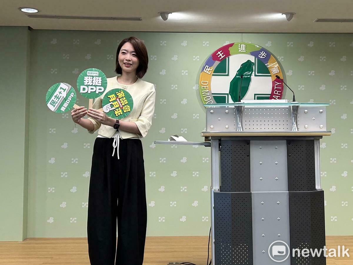 民進黨發言人韓瑩公布入黨簽名會小物「冰棍扇」。 圖：黃宣尹攝