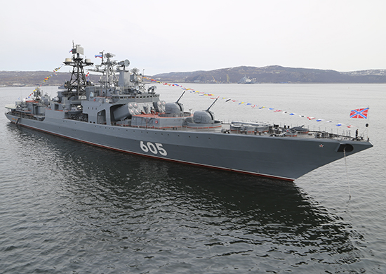 拖網漁船接到了來自附近大型反潛艦「列夫琴科海軍上將號」的警告訊息。 圖:翻攝自X帳號@nexta_tv