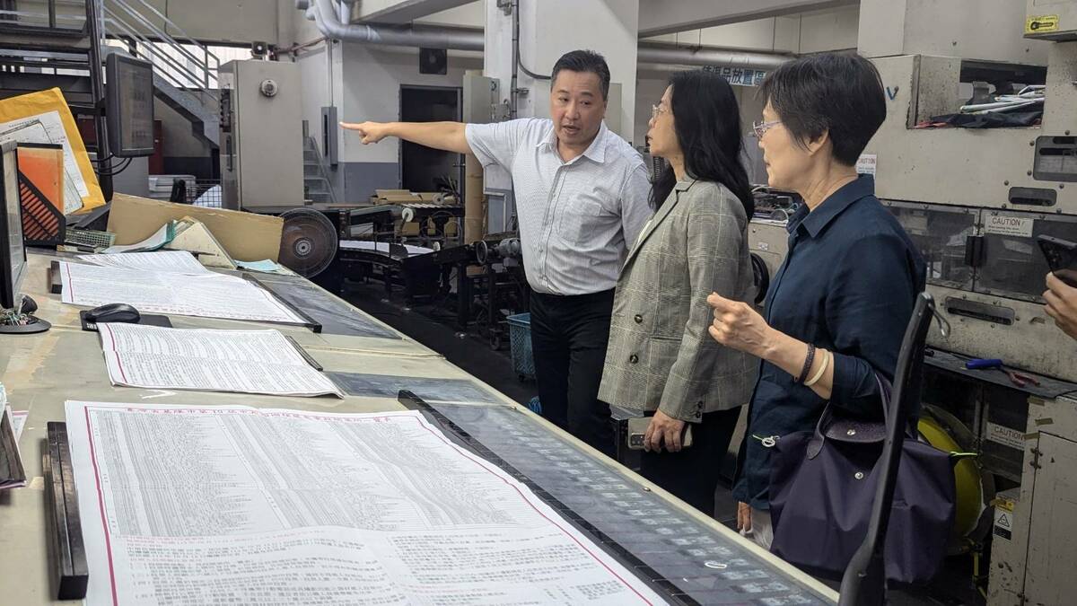 為確保謝國樑罷免案罷免公告的內容如期印製完成，中央選舉委員會主任秘書謝美玲今（25）日率相關業務人員視察罷免公告內容印製作業。 圖：中選會提供
