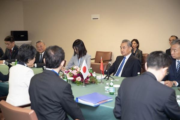 美國紐約聯合國大會期間，日本外相上川陽子和中國的外交部長王毅舉行會談。 圖：翻攝「X」@CRIjpn