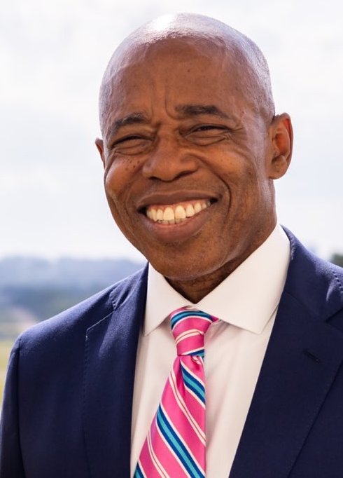 紐約市市長亞當斯 ( Eric Adams ) 對遣返移民計畫表達支持，宣布將停止向非法移民提供免費食物券，成為首位響應川普計劃的 「民主黨」領袖。 圖：翻攝自維基百科