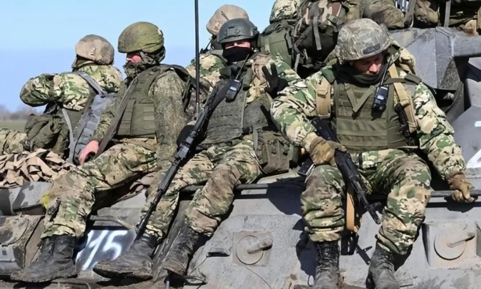 坐在坦克上的俄軍。 圖  : 翻攝自海事先鋒