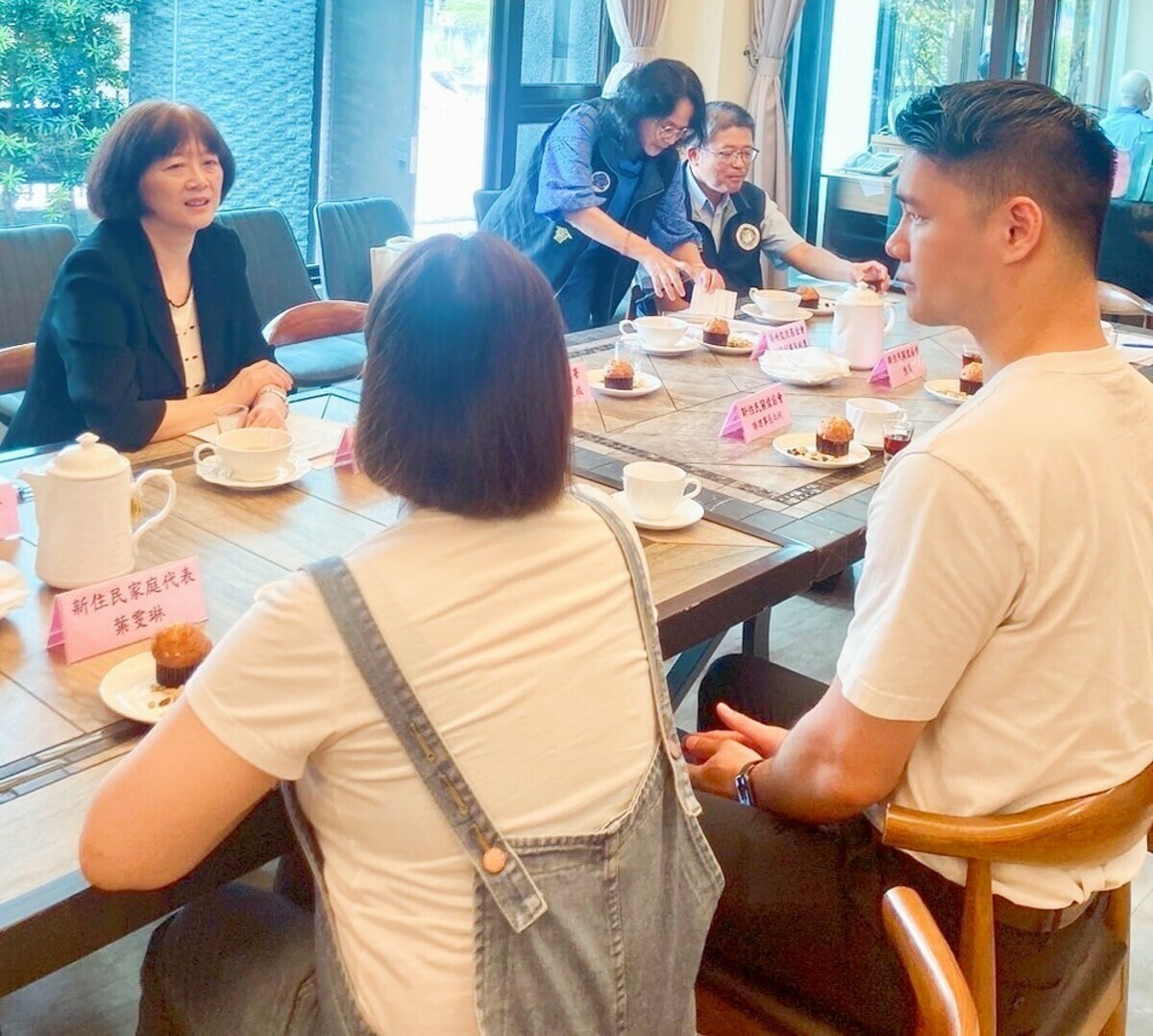 陸委會參事楚恆惠傾聽溢華及雯琳夫婦分享。 圖：台港經濟文化合作策進會提供