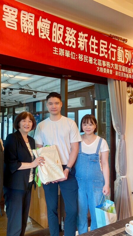 楚恆惠參事代表陸委會及策進會致贈溢華夫婦禮品。 圖：台港經濟文化合作策進會提供
