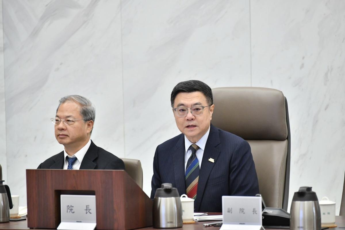內政部今(26)日在行政院院會報告「淨零建築轉型推動策略」，行政院長卓榮泰提示，期待2026年公有新建建築全面達成建築能效1級或近零碳建築（1+級）的目標；至於民間新建建築部分，請內政部儘速修訂法規強制實施，並加強溝通與宣導推動。 圖：行政院提供