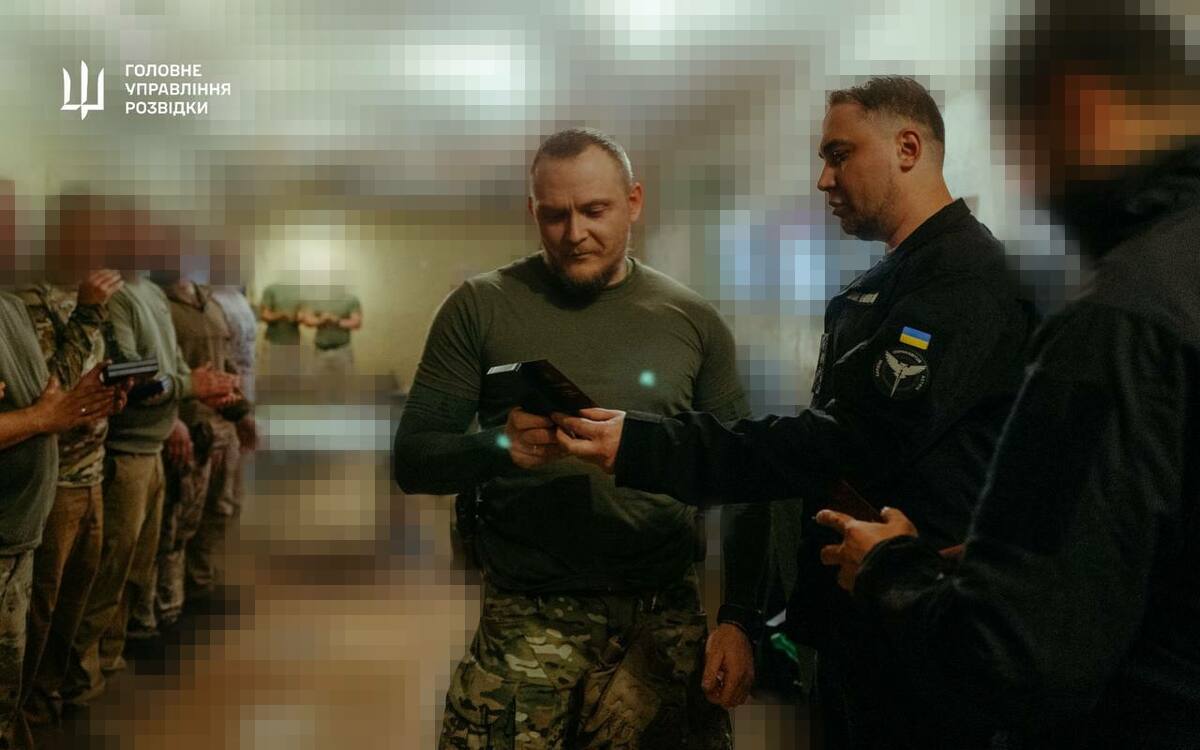 布達諾夫授予獎章給參與解放沃夫昌斯克建材廠行動的烏軍。為保護烏軍身分，照片做馬賽克處理。 圖：翻攝自 NOELREPORTS X 帳號