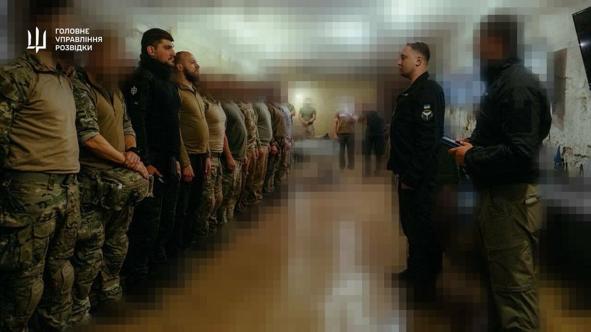 布達諾夫授予獎章給參與解放沃夫昌斯克建材廠行動的烏軍。 圖：翻攝自 NOELREPORTS X 帳號