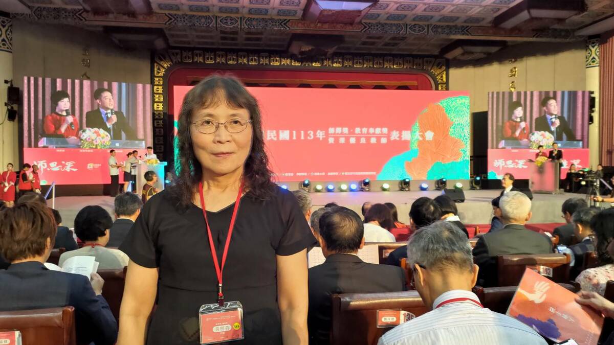 嘉義縣協同高中數學教師黃明真是首位獲得師鐸獎的跨性別教師。 圖：協同高中臉書。