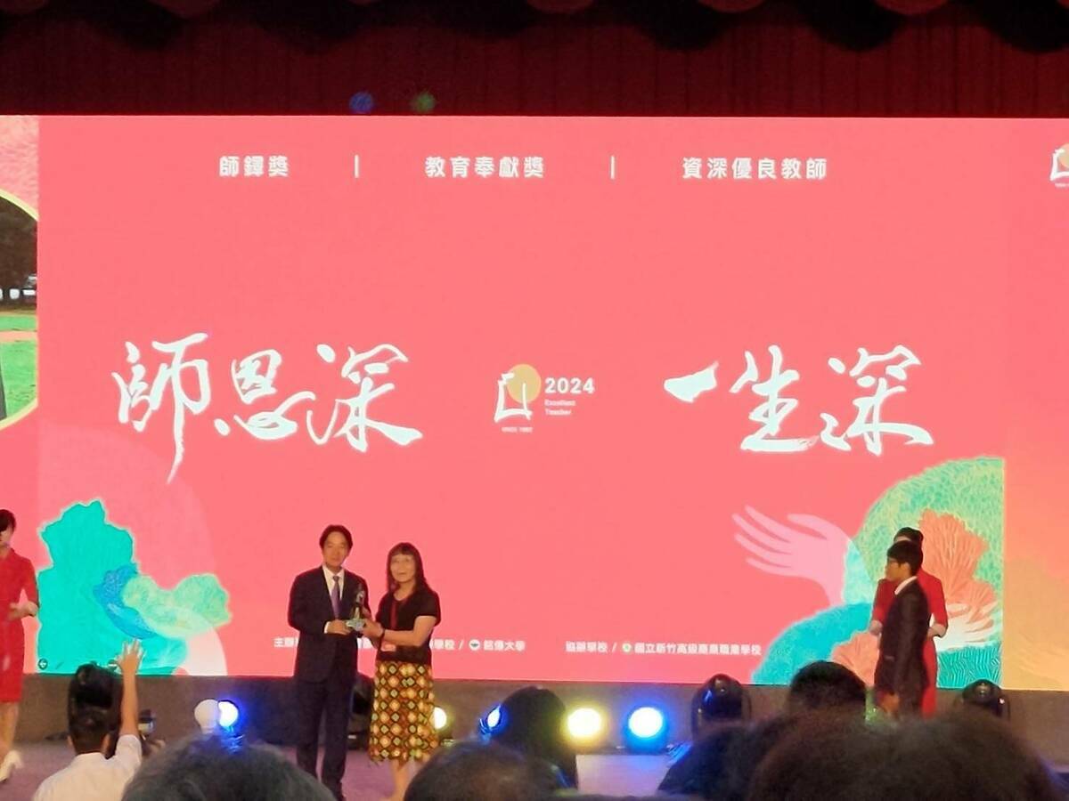 嘉義縣協同高中數學教師黃明真是首位獲得師鐸獎的跨性別教師 圖：協同高中臉書。
