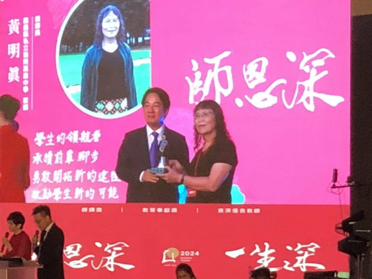 嘉義縣協同高中數學教師黃明真是首位獲得師鐸獎的跨性別教師。 圖：協同高中臉書。