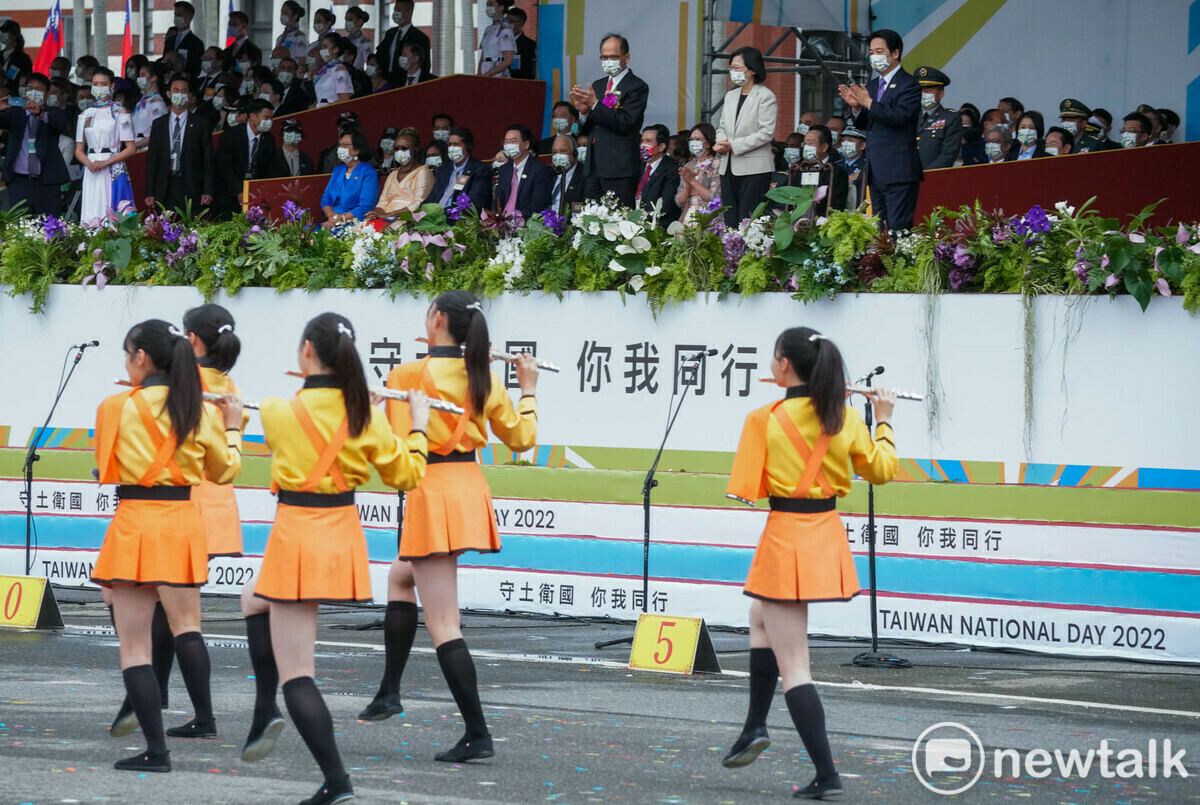 從2021年起連續三年出現在國慶大會的 Taiwan National Day字樣被安排在較不顯眼的位置，主席台上方還是寫著『慶祝中華民國 一一二國慶』，而今年的國慶大會，中華民國的字體放大， Taiwan字體縮小，至於Taiwan National Day則是完全刪除。 圖：張良一/攝