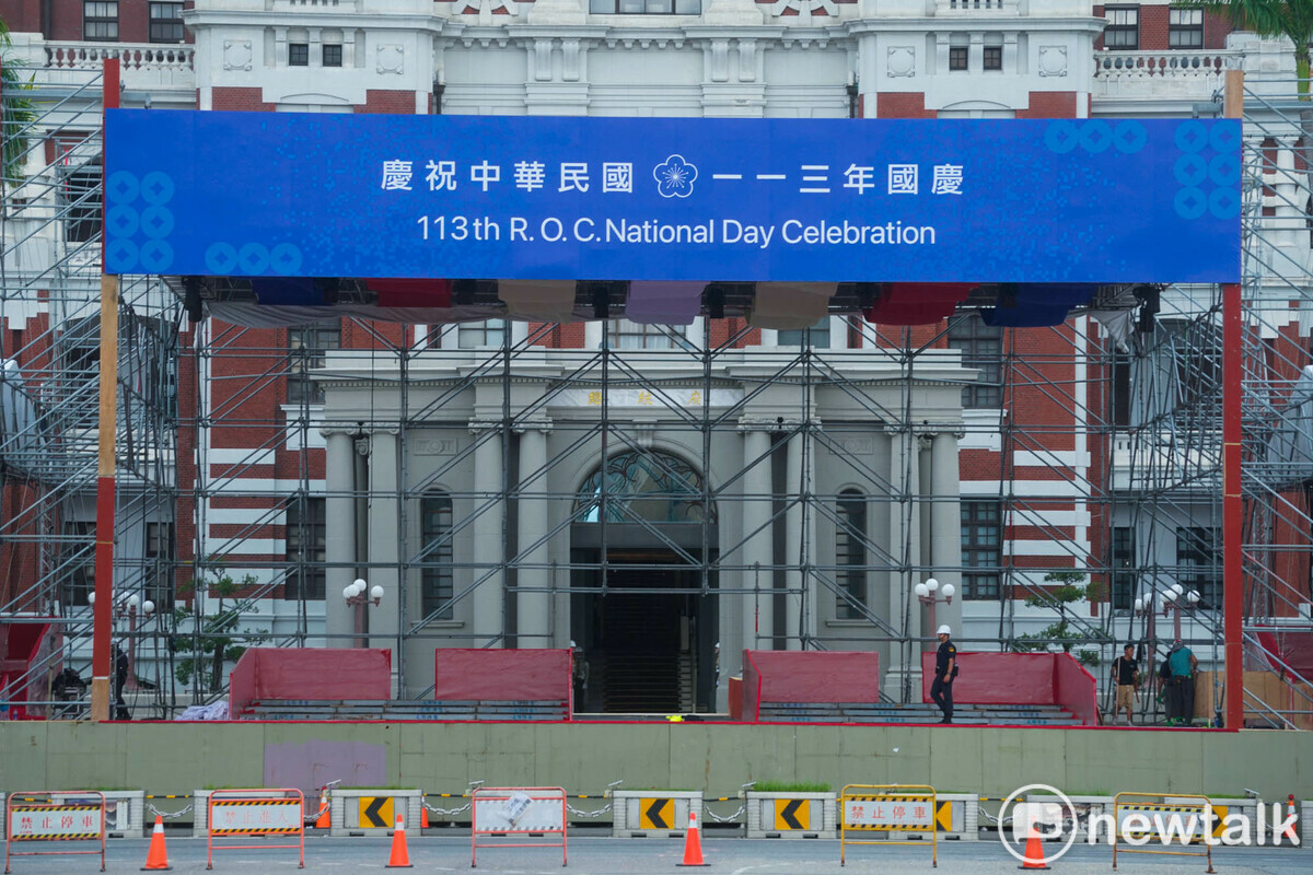 總統府前的國慶大會主席台上的牌樓以藍色為底，上面以白字寫著中英文：『慶祝中華民國一一三年國慶 113th R.O.C. National Day Celebration』 圖：張良一/攝