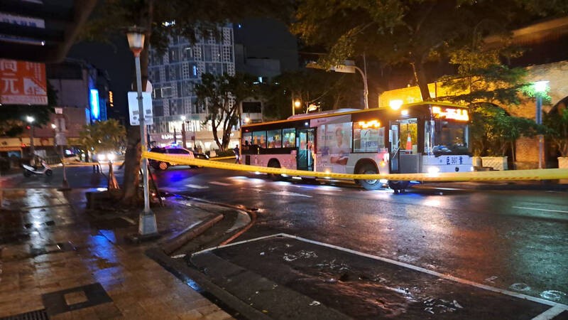 巨業客運的公車在宮原眼科前撞死東海女大生，警方查出肇事者施姓司機13年前也曾開公車時撞死過人。 圖：民眾提供