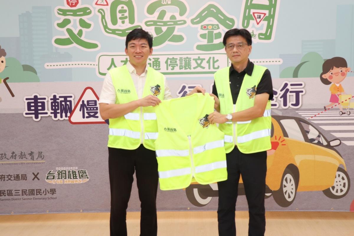 吳立森(左)感謝台鋼雄鷹棒球隊捐贈的導護背心。 圖：高雄市教育局提供