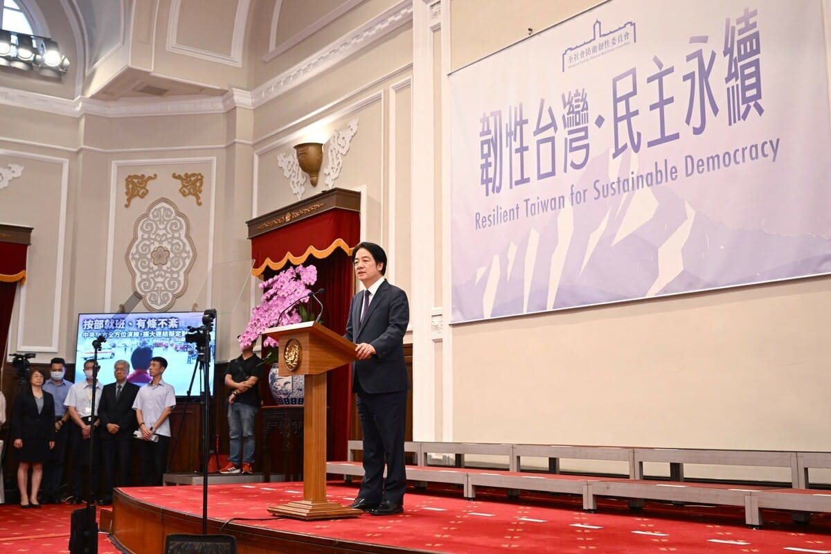 總統府全社會防衛韌性委員會舉行首次會議，擔任召集人的總統賴清德主持。 圖：總統府提供