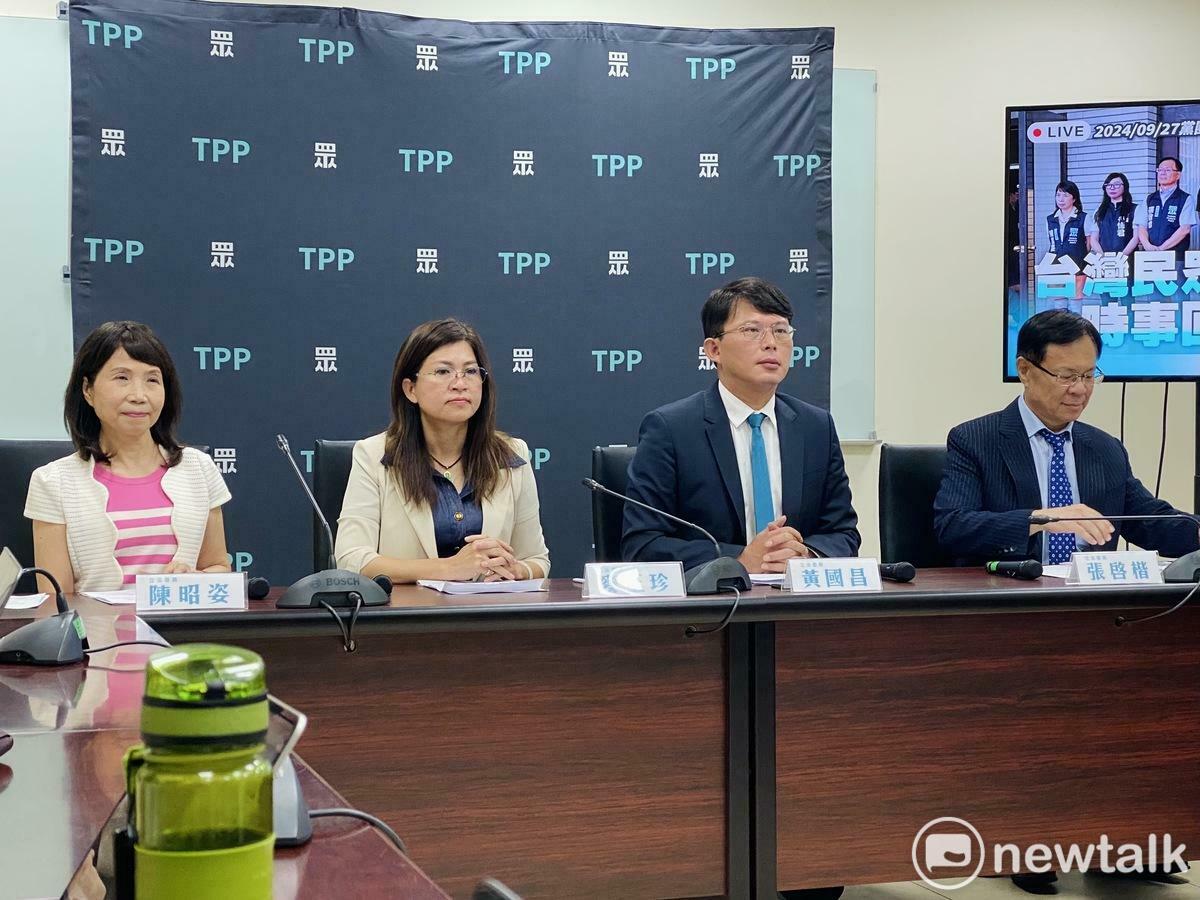民眾黨團今召開聯訪記者會，黨團總召黃國昌（右2）、幹事長麥玉珍（左2）、立委張啓楷（右1）與陳昭姿（左1）。 圖：周煊惠 ／ 攝