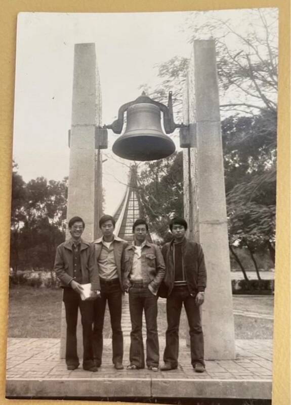蔡明忠（右二）曾在東海大學就讀一年，背後就是路思義教堂。 圖：東海大學/提供