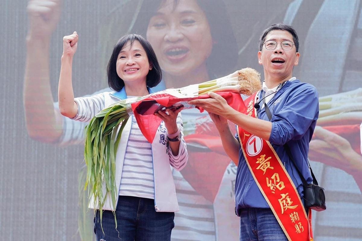 柯志恩昔日熱絡同台黃紹庭，如今卻避答黃逃往中國一事。 圖：翻攝自柯志恩臉書