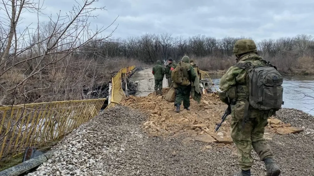 烏軍在全副武裝情況下徒步 9 公里前往烏列達爾。 圖：翻攝自鐵血戰史1927