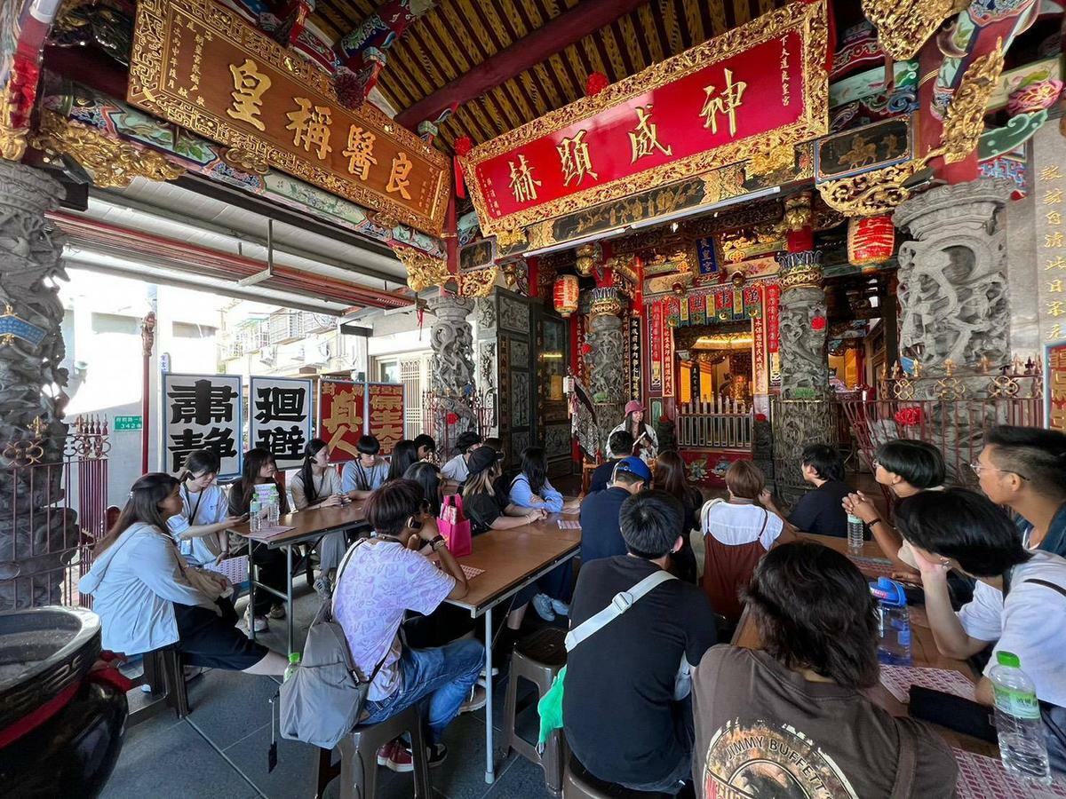 學員參訪台南宮廟，深入瞭解在地文化。 圖：台港經濟文化合作策進會提供