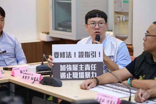 產工今(27)日於記者會上指出，職場暴力預防需要有法律位階的保障。產工要求交通部與勞動部應對於公共運輸業勞工長期遭受職場暴力有所解決，透過修法、增訂指引方式，作為遏止職場暴力的第一步。 圖：洪孟楷委員辦公室／提供