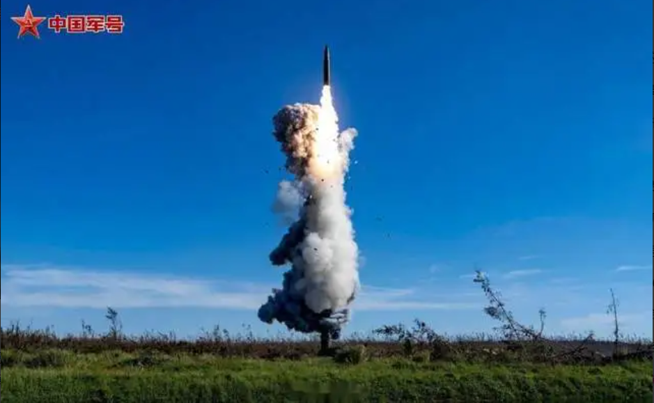 中國解放軍火箭軍 25 日上午向太平洋相關海域，試射了 1 枚攜帶訓練模擬彈頭的洲際彈道導彈。 圖：翻攝自中國軍號