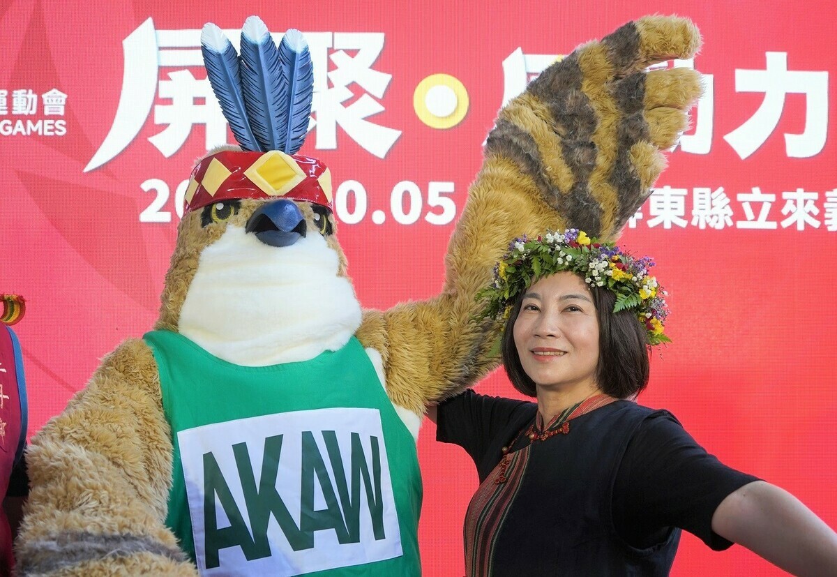 周春米(右)與首度亮相的賽事吉祥物「一哥」。 圖：屏東縣政府提供