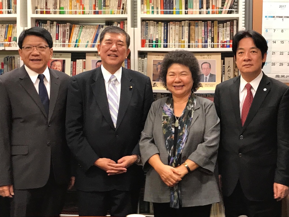 潘孟安於2017年與賴清德、陳菊赴日，與石破茂暢聊許久。 圖：翻攝自潘孟安臉書