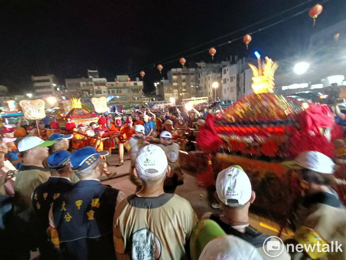 豐原鎮清宮媽祖傍晚進到大甲市區，場面相當熱鬧。 圖：唐復年/攝