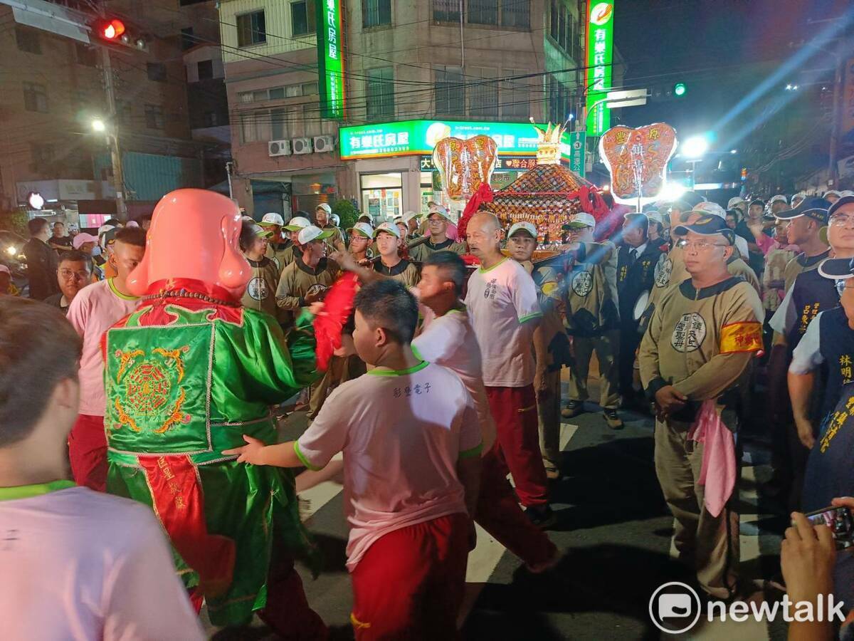 豐原鎮清宮媽祖傍晚進到大甲市區，祖廟鎮瀾宮派出多組陣頭迎接。 圖：唐復年/攝