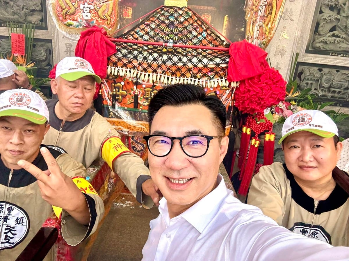 鎮清宮媽祖起駕出發，立法院副院長江啟臣親自扶轎。 圖：江啟臣服務處/提供