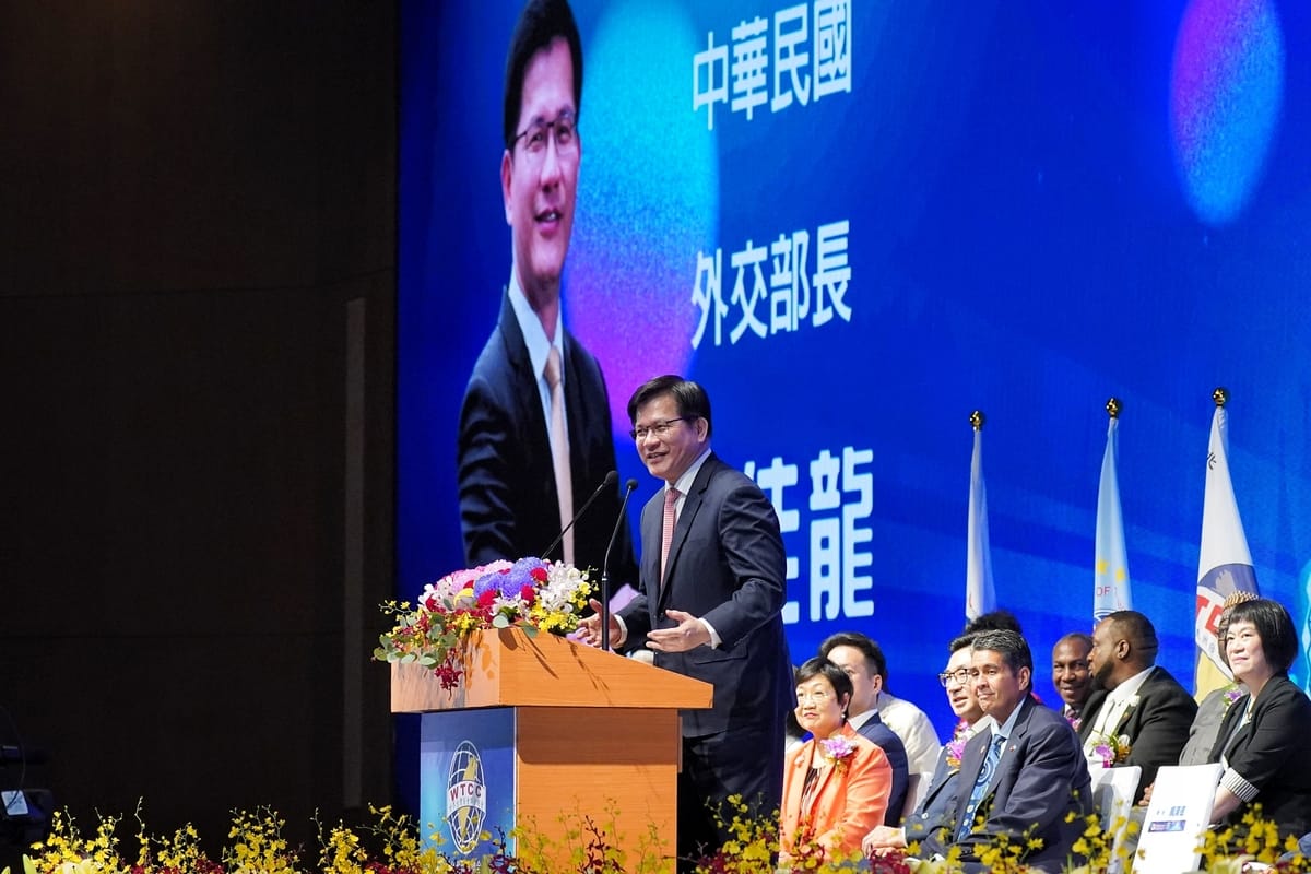 外交部長林佳龍今(27)日出席「世界台灣商會聯合總會」年會時宣布我國將捐助越南、泰國及緬甸各10萬美元賑災。 圖：翻攝林佳龍臉書