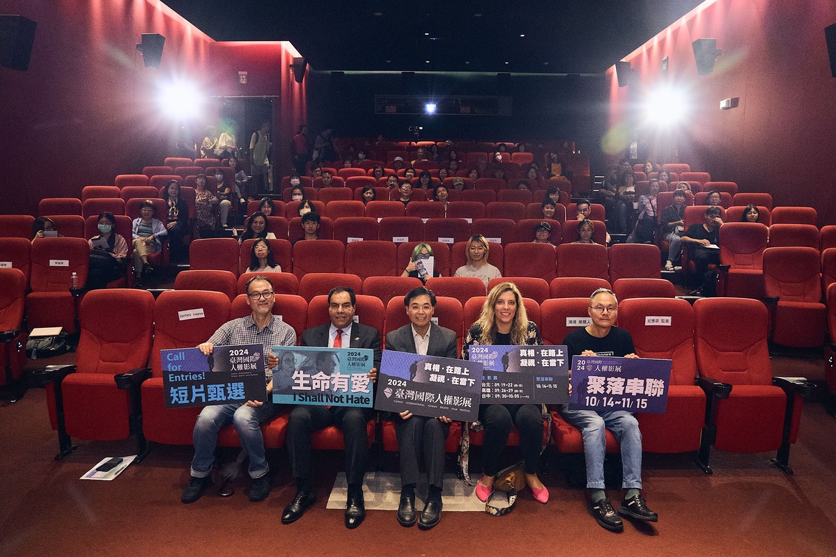 2024台灣國際人權影展紀錄片《生命有愛》特映活動現場合影，影片導演塔爾．芭達（Tal Barda）（右2）、主角醫生伊澤爾丁．阿布萊許（Izzeldin Abuelaish）（左2）、策展人閻鴻亞（鴻鴻）（右1）及國家人權博物館館長洪世芳（右3）均出席此場活動。 圖/國家人權博物館提供