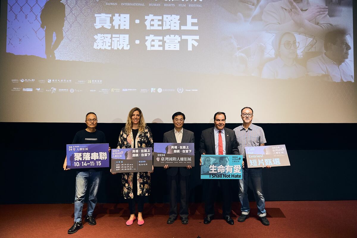 紀錄片《生命有愛》特映活動現場合影，影片導演塔爾．芭達（Tal Barda）（左2）、主角醫生伊澤爾丁．阿布萊許（Izzeldin Abuelaish）（右2）、策展人閻鴻亞（鴻鴻）（左1）及國家人權博物館館長洪世芳（中）。 圖/國家人權博物館提供