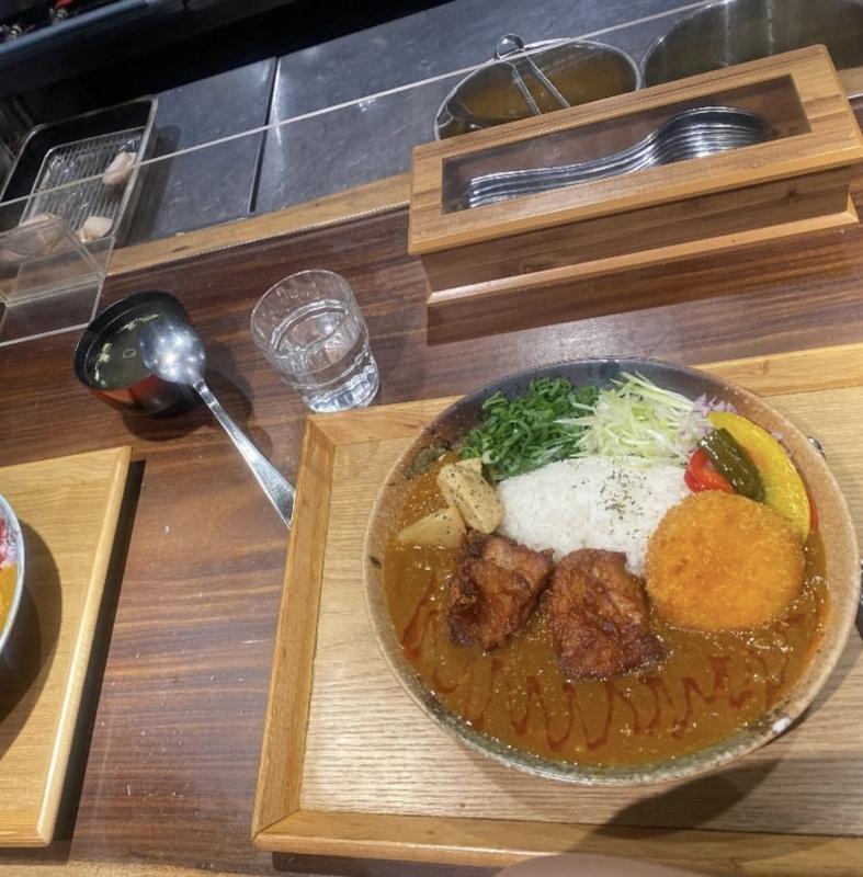 受稻米供應不足與日圓貶值影響，日本咖哩飯的原物料成本水漲船高，導致咖哩店經營壓力劇增。（示意圖） 圖：李宣萱／攝