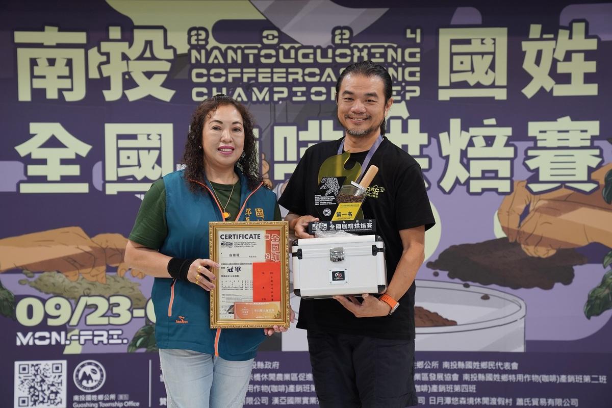 國姓鄉邱美玲鄉長與冠軍翁維瓏。 圖：國姓鄉公所/提供