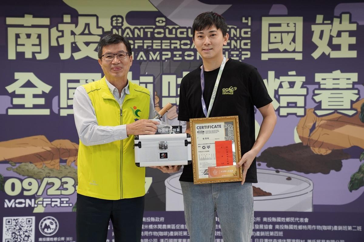 糧署副署長黃昭興與亞軍詹清喨。 圖：國姓鄉公所/提供