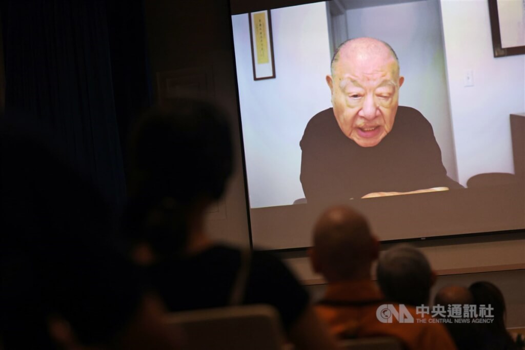 第6屆唐獎漢學獎得主為高齡94歲歷史學者許倬雲，儘管未能親臨現場，28日仍在於國家圖書館舉行的得獎人演講活動透過影片發表專題演說，與會者專注聆聽。 圖:中央社提供