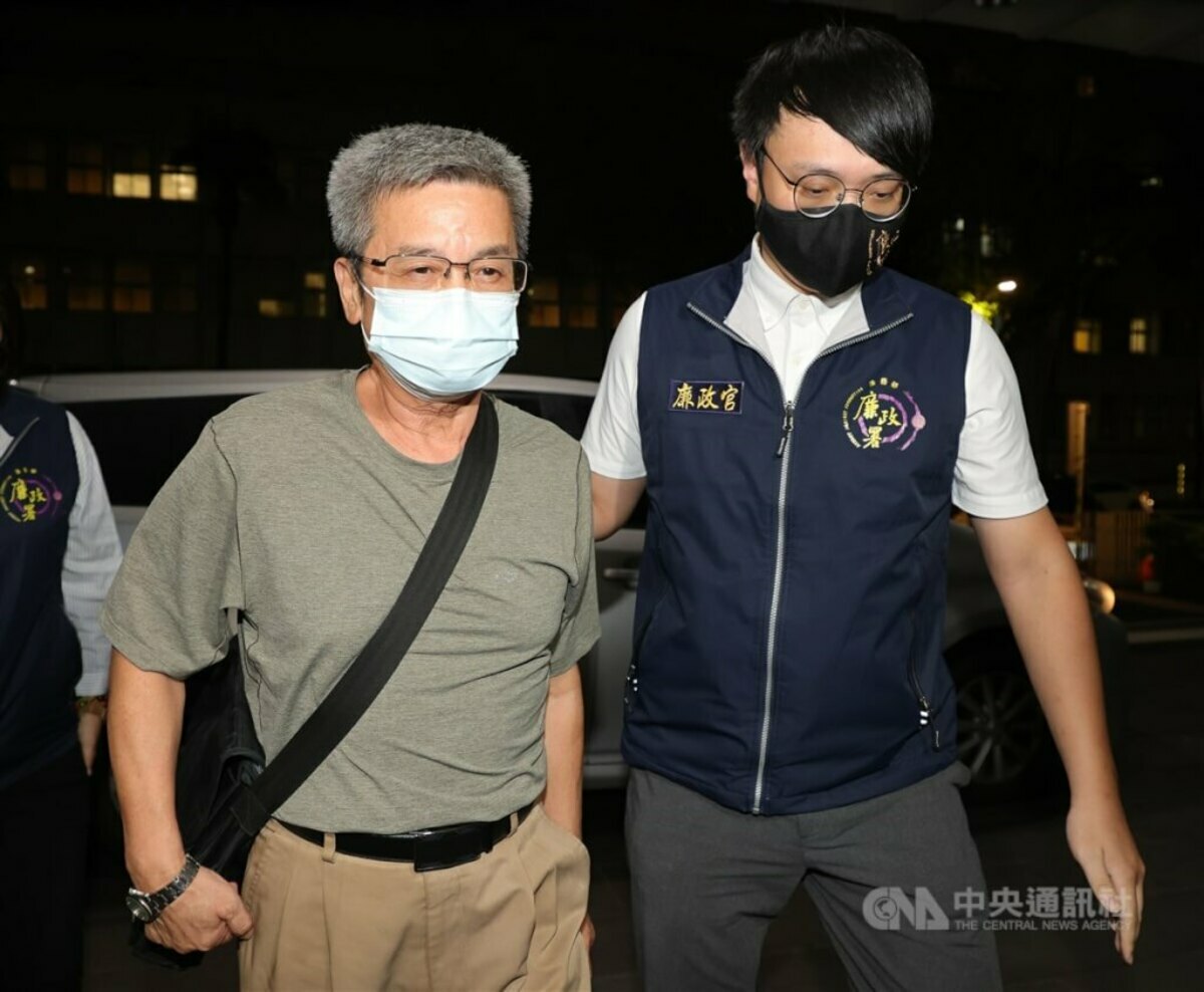 北檢指揮廉政署偵辦京華城案，以被告身分約談前台北市長辦公室主任李文宗（左），27日晚間移送北檢複訊。 圖:中央社提供