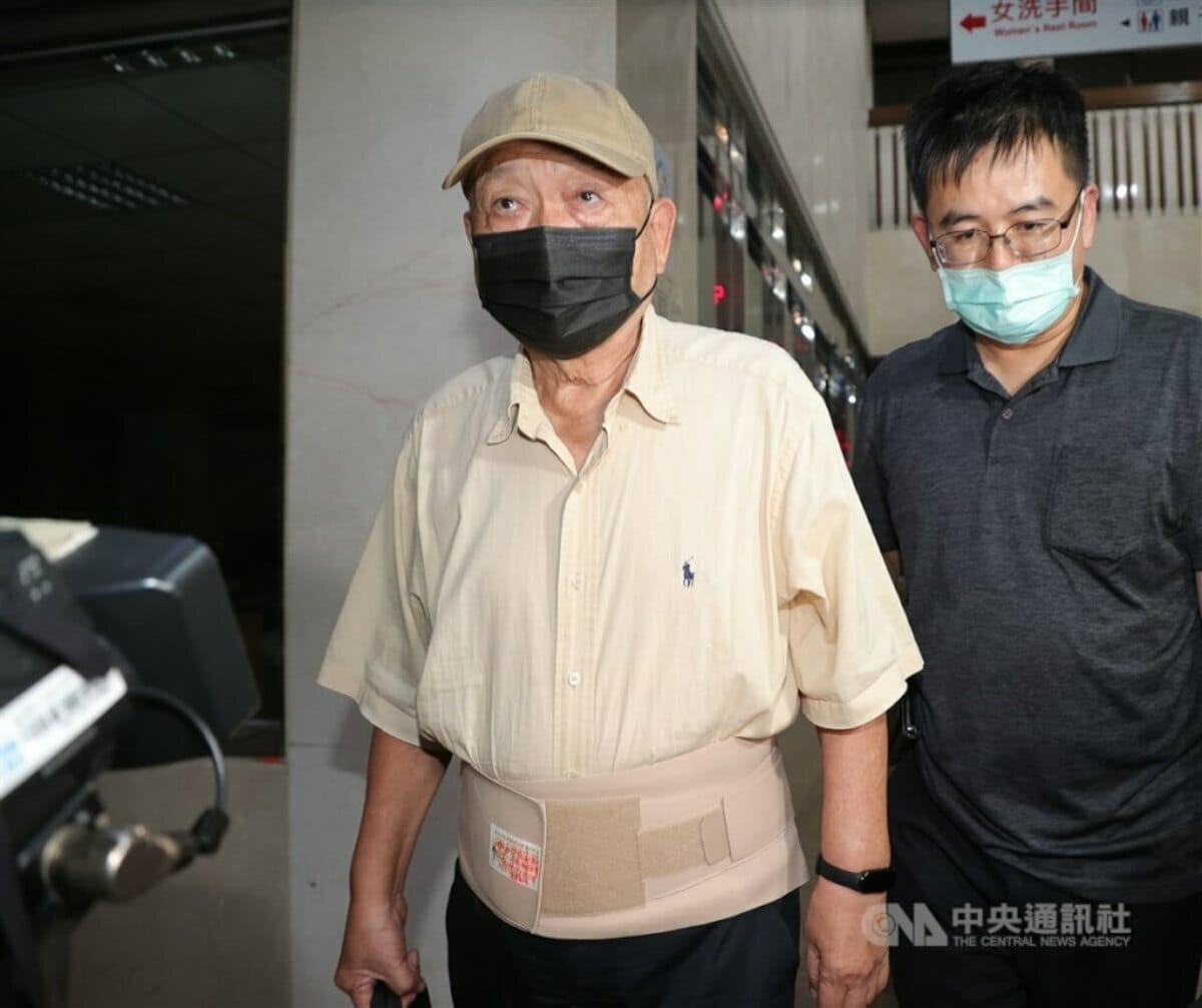 檢廉持續偵辦京華城案，27日以被告身分約談前鼎越公司董事長朱亞虎（左），並於晚間移送北檢複訊。 圖:中央社/提供