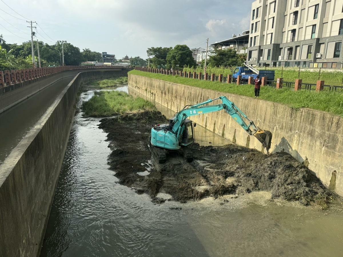 高市水利局颱風前加強排水設施清疏工作。 圖：高雄市水利局/提供