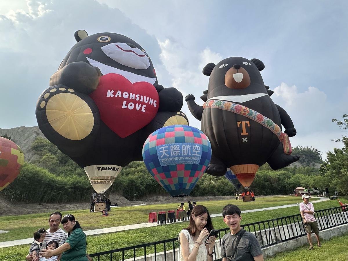 高雄熊、喔熊首次合體亮相升空。 圖：高雄市觀光局/提供