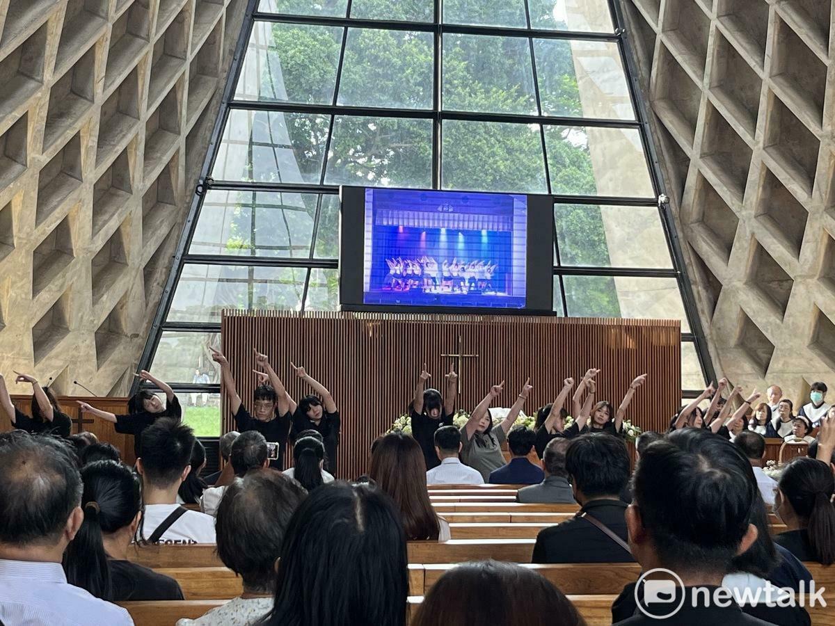 林同學所屬的韓舞社成員特地表演了她生前最喜愛的舞蹈《再一次重逢的世界》。 圖：實習記者張博森/攝